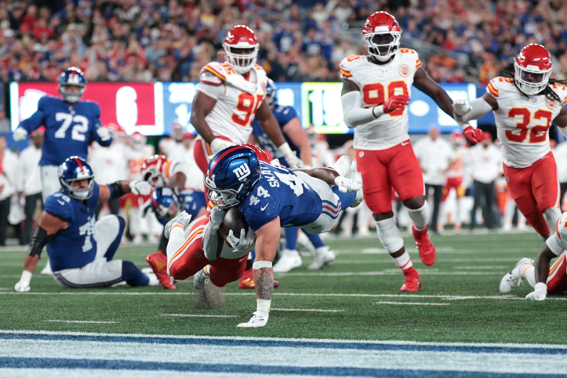 "Oh My God" Giants' Cam Skattebo Sees Girlfriend Go Insanely Viral Vs Chiefs On Sunday Night Football - Gridiron Heroics