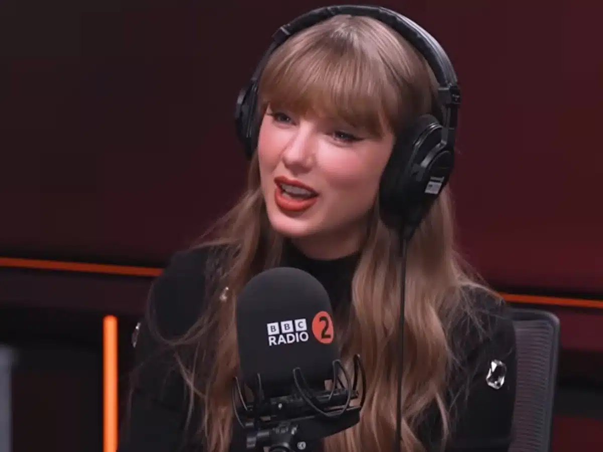 Taylor Swift Posts Gym Outfit That Goes Viral, Travis Kelce Chain Around Her Neck 3 Taylor Swift Explains Why She And Travis Kelce Actually Do The Same Job