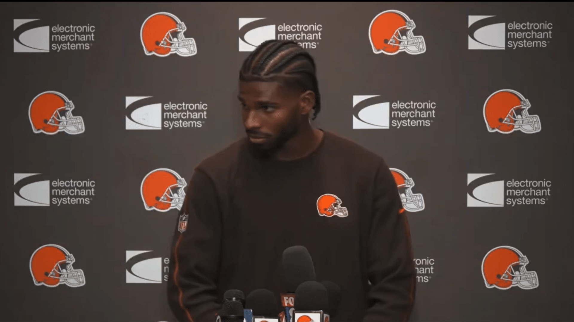 Shedeur Sanders Confronts reporter over Kevin Stefanski sabotage question (Image via X/Rob_Shenanigans)