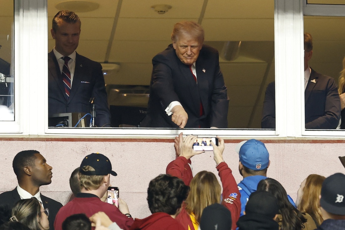 quot Patriotic Moment Into A Political Flashpoint quot : Trump Booed Loudly