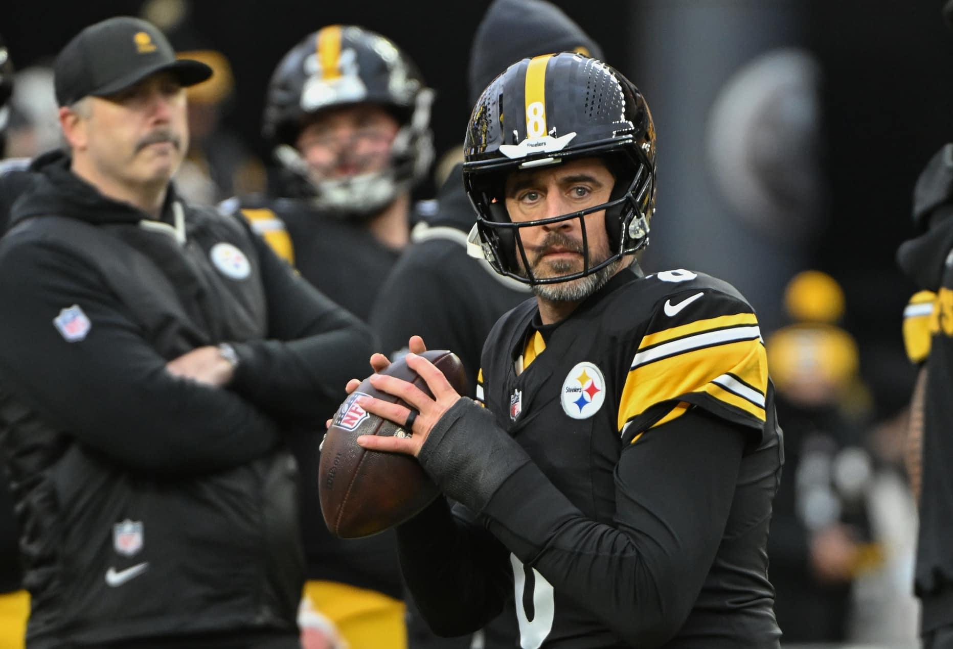 “If It Were Mahomes, Refs Would Throw a Flag”: NFL Fans Shocked as Aaron Rodgers Bleeds From Face After Brutal Hit by Joey Bosa