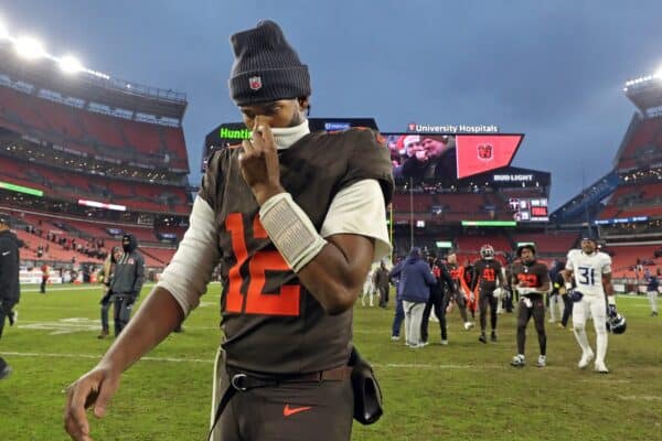 Ex NFL QB Boldly Points Out Shedeur Sanders Weaknesses During Massive Loss Against the Bears